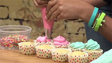 cupcake decorating